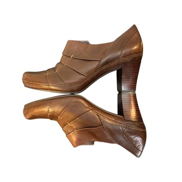 Clarks Leather Artisan Boots Women’s 9.5 Ankle Booties Brown Block Heeled NWOB - Picture 1 of 16